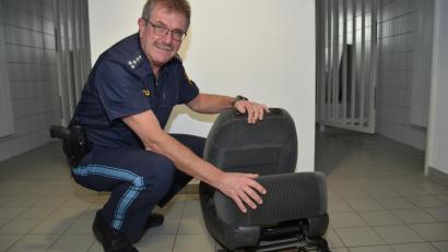 Bild: dob
Erster Polizeihauptkommissar Martin Zehent präsentiert den ausgebauten Sitz aus dem Tatfahrzeug.