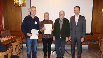 Bild: gru
Ingo Schuster, Elisabeth Dehling und Rudi Gruber wurden für ihren Einsatz bei der Kriegsgräbersammlung von Bürgermeister Hans-Jürgen Strehl geehrt.