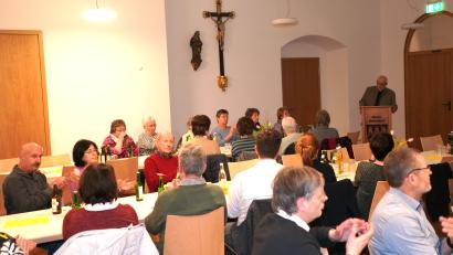 Bild: fvo
Der Waldthurner Kirchenpfleger Max Kick (am Rednerpult) referiert bei der Pfarrversammlung.