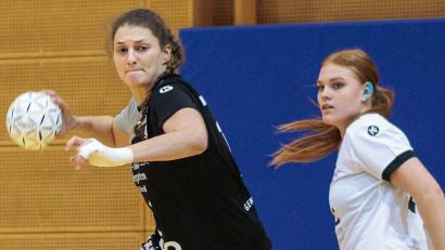 Archivbild: Günter Uschold
Tina Lottner (am Ball) steuerte 13 Treffer zum Auswärtssieg des HV Oberviechtach bei.