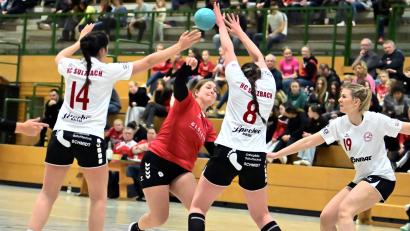 Bild: Hubert Ziegler
Die Defensivarbeit des HC Sulzbach war die Basis für den Heimsieg: Teresa Fröhlich (rotes Trikot) und ihre Mitspielerinnen von der HSG Nabburg/Schwarzenfeld sahen sich stets einer Sulzbacher Abwehrwand gegenüber.