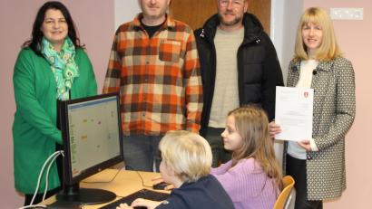 Bild: lep
Frank Landgraf (Zweiter von rechts) von der Firma ATP überreicht 16 Bildschirme an die Schule. Rektorin Andrea Wolfram (rechts), Benedikt Heinl und Konrektorin Evelyn Schreg bedanken sich.