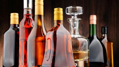 Symbolbild: monticellllo – stock.adobe.com
Mit Kursleiter Günter Graf können die Teilnehmer Gin, Rum, Tequila, Cognac und Whisky verkosten.