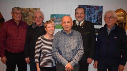 Bild: bnr
Viele Gratulanten überbringen Josef Schoirer (Mitte) die besten Glückwünsche zu seinem 80. Geburtstag. Im Bild (von links) Walter Wolf, Vorsitzender des Obst- und Gartenbauvereins, Kolping-Vorsitzender Kurt Koppmann, Irmgard Schoirer, Bürgermeister Frank Zeitler und Erwin Koppmann, Vorsitzender des Bierclubs.