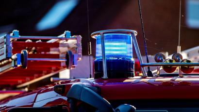 Bild: David Inderlied/dpa/Symbolbild
Auf dem Dach eines Einsatzfahrzeugs der Feuerwehr leuchtet ein Blaulicht.