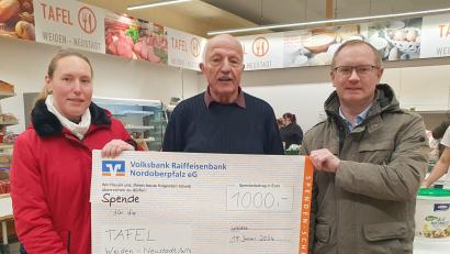 Bild: mas
Pfarrgemeinderatssprecherin Maria Gleißner und Pfarrgemeinderat Josef Simon übergeben an Tafelchef Josef Gebhardt (Mitte) einen symbolischen Scheck über 1000 Euro