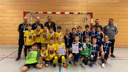 Bild: Schießl/privat
Die Fußballer des ASV Burglengenfeld (gelbe Trikots) wurden Kreismeister, die jungen Kicker der SG Mitterdorf/Mitterkreith wurden Zweiter. Hinten rechts Jugendleiter Tom Schießl vom 1. FC Schwarzenfeld.