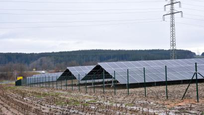 Symbolbild: Stephan Huber
Eine Photovoltaikanlage bei Ebermannsdorf. Zur Einspeisung des Stromes ins Netz werden sogenannte Wechselrichter benötigt. 23 Stück dieser teuren Geräte im Gesamtwert von rund 100.000 Euro hatte ein junger Mann als Diebesgut in seinem Transporter. Geklaut wurden sie im Nachbarlandkreis Neumarkt, den richtigen Riecher bei der Kontrolle hatten Polizeibeamten aus Sulzbach-Rosenberg.