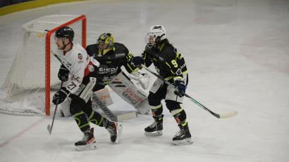 Bild: Andreas Brückmann
Auch die Alessandro Schmidbauer (rechts), die Leihgabe der Blue Devils Weiden, und Goalie Timon Bätge (Mitte) konnten die herbe Niederlage des ERSC Amberg in Landsberg nicht verhindern.