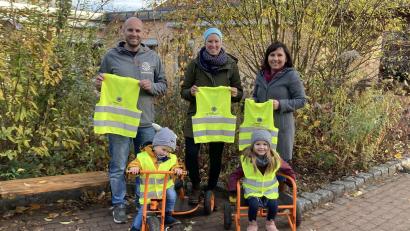 Bild: usc
Eine verspätete Weihnachtsüberraschung bescherte Round Table dem Kinderhaus St. Konrad; (von links) RT-Vizepräsident Dr. Andreas Heil mit Ehefrau Lisa und Tanja Kaschny, Leiterin des Kinderhauses St. Konrad.