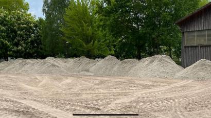 Bild: kro
Der Reitverein Tirschenreuth erhielt feinen Sand – und dies kostenlos. Lediglich für den Transport fielen Kosten an.