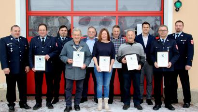 Bild: S. Baumer/exb
Die Feuerwehrführung und Bürgermeister Rudolf Teplitzky gratulieren den langjährigen Mitgliedern, deren Einsatz mit der Verleihung von Urkunden gewürdigt wird.