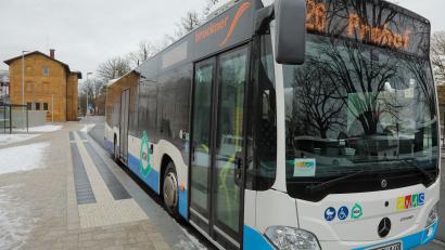 Bild: Wolfgang Steinbacher
Der Sulzbacher Bahnhof bildet die Drehscheibe des neuen Stadtbus-Konzepts. Durch das „Rendezvous-System“ kommen alle Busse gleichzeitig am Bahnhof an, was einen Umstieg innerhalb der Stadtbuslinien sowie Anschluss an den Zugverkehr möglich macht.