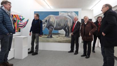 Bild: Kunz
Die Besucher der Vernissage bestaunen die Bilder und Exponate von Axel Bunt und Christoph Bartolmais.