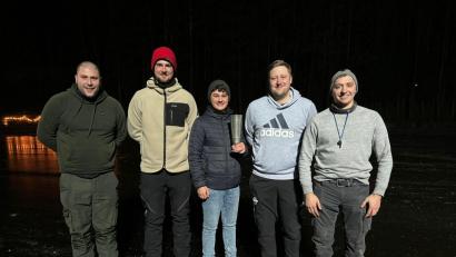 Bild: EC Schwarzenbach/exb
Das neue Vereinsmeisterteam des EC Schwarzenbach mit (von links) Florian Schwarz, Thomas Franz, Jonas Friedl, Maximilian Bäuml sowie Sportleiter und Schiedsrichter Mario Gleißner.