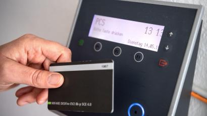 Symbolbild: Sina Schuldt/dpa
Wegen wiederholten und erheblichen Verstößen gegen das Arbeitszeitgesetz muss ein Unternehmen aus dem Landkreis Regensburg nun 120.000 Euro bezahlen.