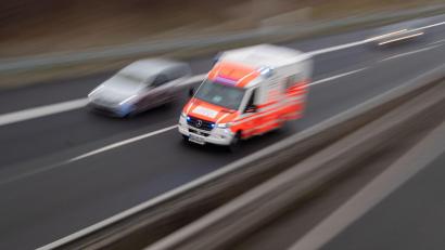 Bild: Julian Stratenschulte/dpa/Symbolbild
Ein Rettungswagen fährt über eine Autobahn.