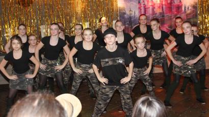 Bild: pi
Die 16 jungen Leute von "Dance Spurprise" legen eine Supershow aufs Parkett.