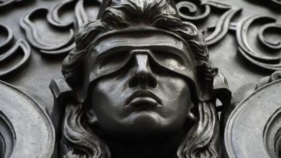 Bild: Sonja Wurtscheid/dpa/Symbolbild
Eine Figur der blinden Justitia.