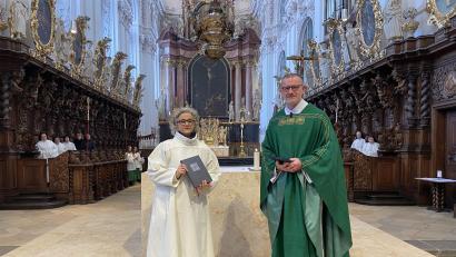 Bild: Pfarramt Waldsassen/exb
Gertrud Hankl erhielt das liturgische Buch, mit dem sie zukünftig ihren Dienst ausführen wird.