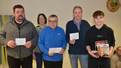 Bild: dob
Eckhard Bentner aus Weiden (Zweiter von rechts) gewinnt den Preisschafkopf im Schützenhaus St. Thomas in Oberlind. Valentin Kellner aus Kößing (rechts) blieb an diesem Abend der Trostpreis. Schützenmeisterin Renate Kellner (Zweiter von links) überreichte die Siegprämien an die Gewinner.