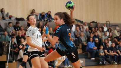 Archivbild: Dieter Jäschke
Vanessa Szameitat (am Ball) überzeugte für die HSG Weiden beim Heimsieg gegen den HC Erlangen II.