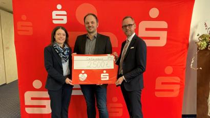 Bild: Katrin Hirsch/exb
Die 2500-Euro-Spende an die Caritas überreichten die Vertreter der Sparkasse, Vorstandsvorsitzender Thomas Pickel (rechts) und Vorstandsmitglied Sonja Kalb (links) an Caritas-Geschäftsführer Michael Trummer.