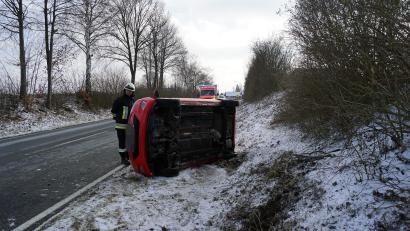 Bild: jma
Der Wagen einer Seniorin kommt am Samstag bei Tremmersdorf von der Fahrbahn ab und kippt um.