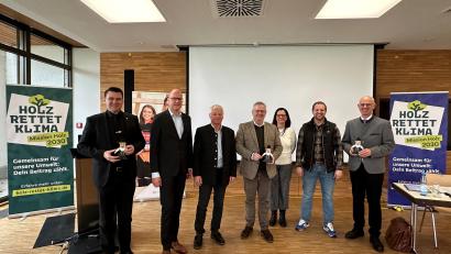 Bild: LIV/exb
Bei der Bezirksversammlung Oberpfalz des Bayerischen Zimmererhandwerks werden aktuelle Themen und Entwicklungen rund um das Zimmererhandwerk und das Bauen mit Holz besprochen.