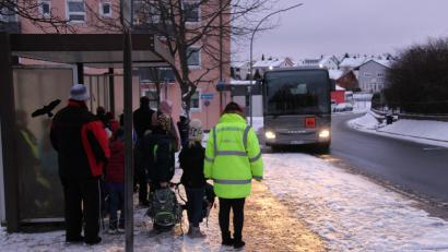 Bild: prh
Die Kinder warten bei winterlichen Temperaturen wieder einmal am Friedrich-Ebert-Platz auf den Schulbus. Der kommt wie gewohnt zu spät.
