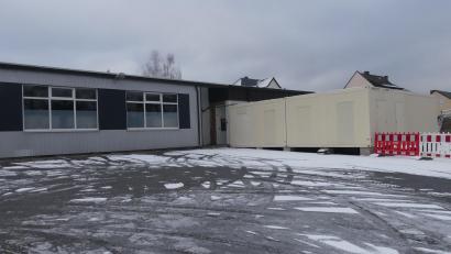 Bild: rn
Angebunden an die ehemalige Diska-Halle stehen bereits Sanitär-Container für die angekündigten Flüchtlinge bereit.
