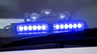 Bild: Lino Mirgeler/dpa/Symbolbild
Ein Blaulicht leuchtet unter der Frontscheibe eines Einsatzfahrzeugs der Polizei.