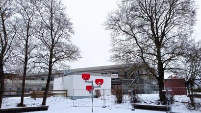 Bild: fpoz
Auch die Bäume am Rand des ehemaligen Pausenhofes müssen weichen. Im Hintergrund der Rohbau des neuen Kinderhauses.