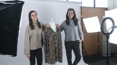 Bild: Gabi Schönberger
Lisa Samhammer (links) haucht mit Kollegin Marie Lehner alten Klamotten neues Leben ein.