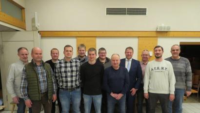Bild: Jürgen Dolles/exb
Der Vorstand des Kleintierzuchtvereins Mitterteich, von links Gerald Tretter, Ludwig Grillmeier, Karl Weiß, Thomas Brunner, Michael Puchta, Maximilian Puchta, Stefan Weiß, Alexander Kamm, Bürgermeister Stefan Grillmeier, Gerhard Lang, Jens Kamm und Vorsitzender Wolfgang Gründl.