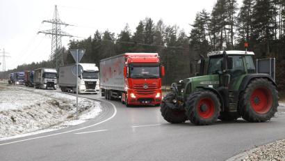 Bild: Hirsch
Mit ihrer Blockade behindern die Landwirte den Lkw-Verkehr zum Wackersdorfer Industriegebiet.
