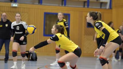 Bild: Hubert Ziegler
Schöne Ballannahme von Lorena Tilgen vom SV Hahnbach beim Heimspiel gegen NawaRo Straubing II, beobachtet von ihren Mannschaftskameradinnen Mira Sperber, Kapitänin Julia Polito und Marie Heidlinger (von rechts).