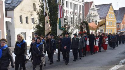 Bild: bö
Die Sebastiani-Prozession in Hohenburg erinnert an eine schlimme Hungersnot im Lauterachtal im Jahr 1770. Seit 253 halten sie ihr Versprechen, eine Figur des Pestheiligen durch den Markt zu tragen mit der Bitte, von Unglücken verschont zu bleiben.