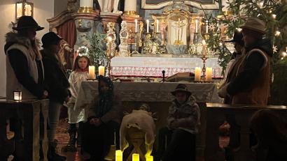Bild: Nicole Schusser-Schindler/exb
Kinder aus Dammelsdorf, Alt- und Neuzirkendorf spielten die Weihnachtsbotschaft in der Christmette in der Wallfahrtskirche St. Laurentius Weißenbrunn.
