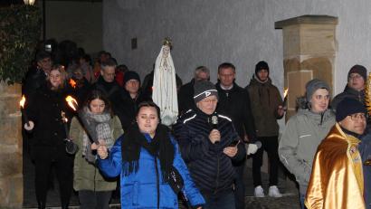 Bild: ct
Mit Gebet und Gesang und unter Fackelbegleitung wurde die Fatima-Pilgermadonna in einer Lichterprozession durch Schlicht getragen.
