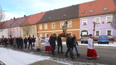 Bild: rha
Die Figur des heiligen Sebastian wird alljährlich in Erfüllung eines Gelübdes durch die Straßen Vilsecks getragen.