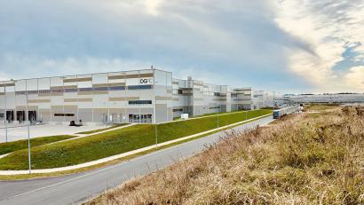 Bild: Veronika Hofinger
Das Logistikzentrum Bor (Haid) ist gepflegt. Die "Stahlstadt" verfügt über einen Lebensmittelmarkt in Containern.