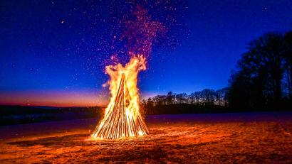Bild: bsc
Weithin sichtbar leuchtete am Samstagabend das Friedenfelser Bergfeuer auf dem Schusterberg.