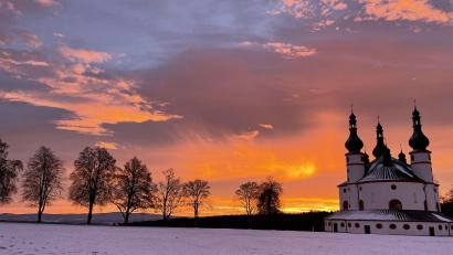 Bild: Reinhold Tragl/exb
Der Himmel in Flammen über der Dreifaltigkeitskirche Kappl auf dem Glasberg zwischen Münchenreuth und Waldsassen.