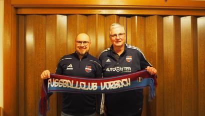 Bild: FC Vorbach
Peter Schramm (links) wird ab der Saison 2024/25 neuer Trainer beim FC Vorbach; rechts FC-Spartenleiter Gerhard Wilterius.