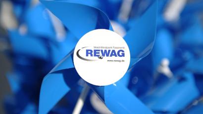 Bild: picture alliance / dpa
Ein Plastikwindrad von REWAG.