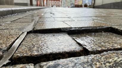 Bild: Gabi Schönberger
Pflasterstein des Anstoßes. Der Belag des Stadtplatzes Neustadt ist seit über zehn Jahren Anlass für Streit und wird nun wohl bald vor Gericht verhandelt.