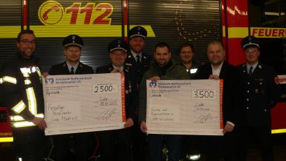 Bild: mh
Spendenübergabe im Luher Feuerwehrhaus. Die Volksbank Raiffeisenbank Nordoberpfalz überreichte 3500 Euro an Luher Vereine und zusätzlich noch einmal 2500 Euro an die Luher Feuerwehr.
