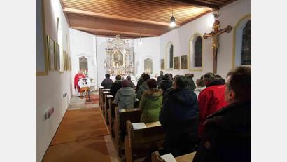 Bild: gz
In der voll besetzten Friedhofskapelle feierte Pfarrer Erwin Bauer das Patronat von St. Sebastian.