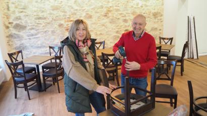 Bild: bl
Hans Holzgartner schraubt im Gästehaus "Anna" noch Kappen an die Stuhlbeine. Zusammen mit seine Frau Renate will er das sanierte Haus in der Leuchtenberger Straße Nummer 9 noch im Februar für Gastronomie, Veranstaltungen und Unterkunft öffnen.